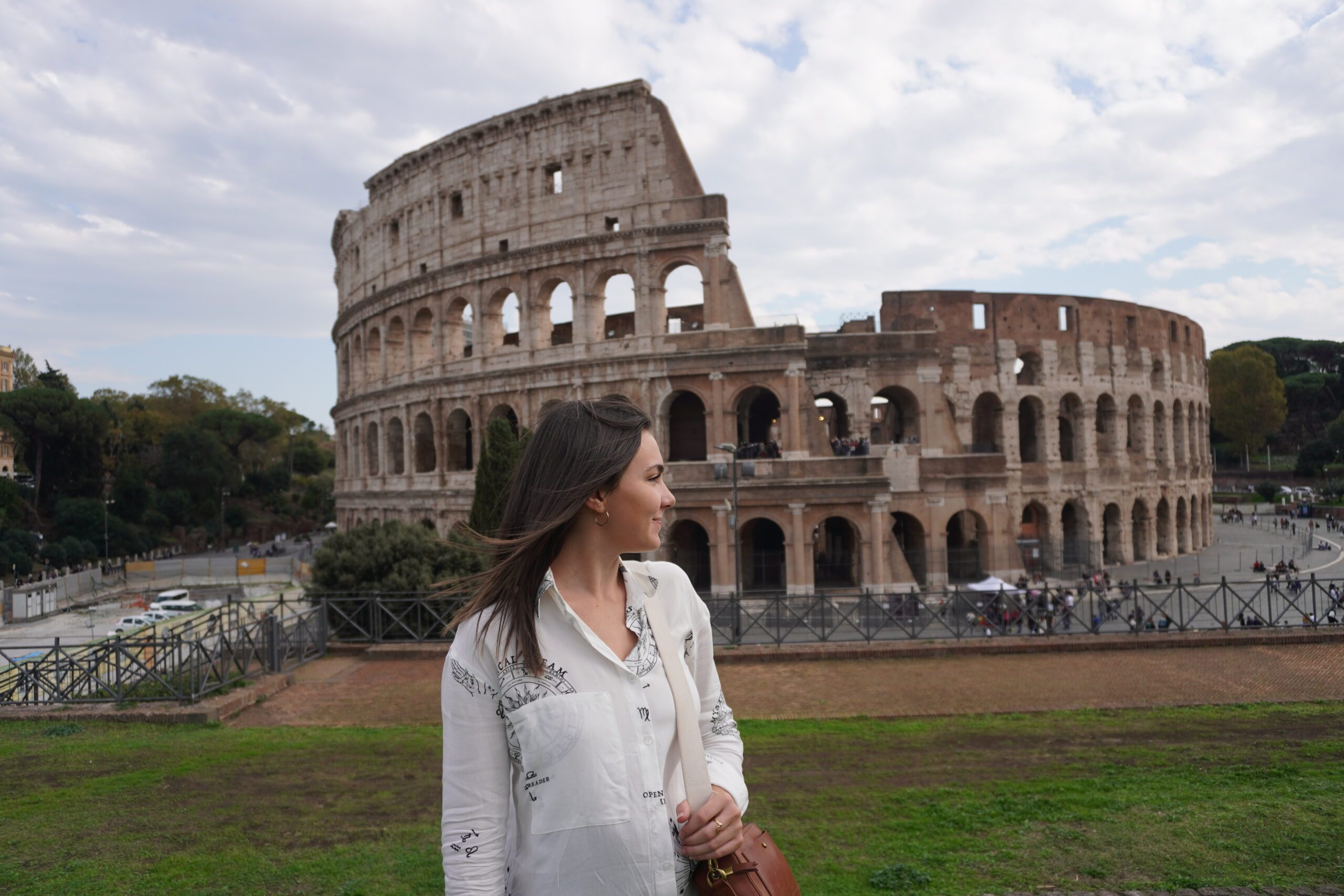 Alexa stands in front of the colosseum in Rome