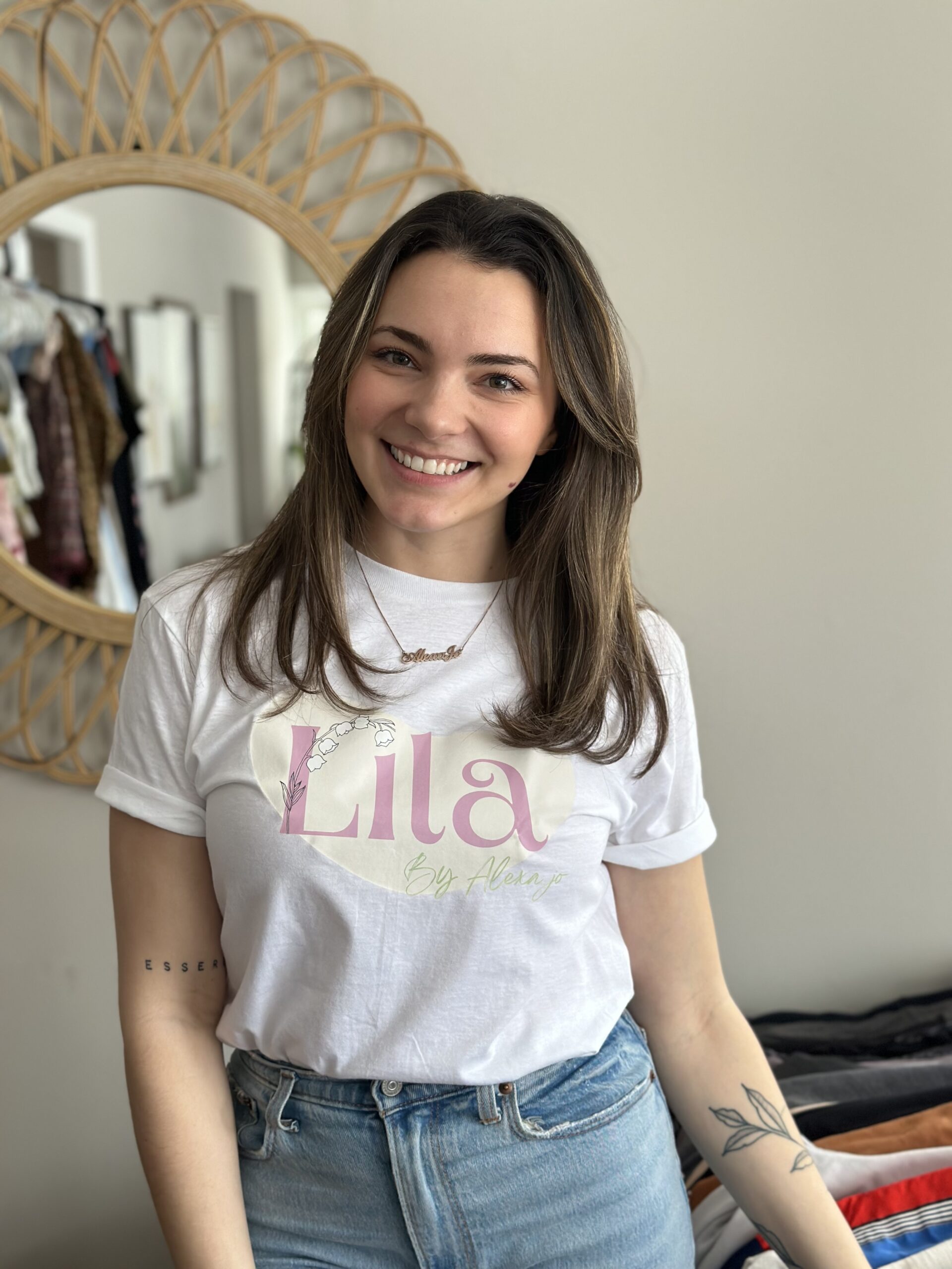 A woman wearing a t - shirt that says lila.